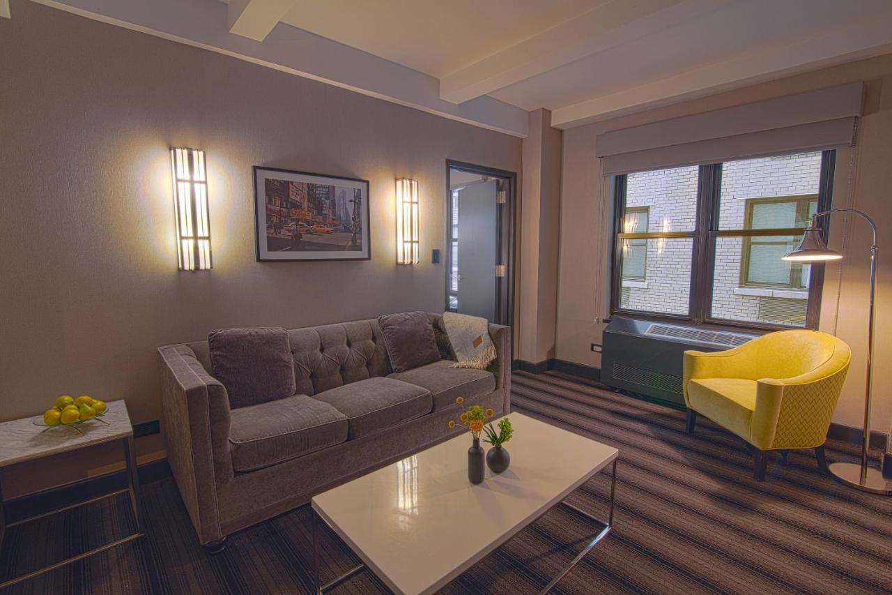 Hotel Edison Times Square New York Esterno foto The living room of a suite at the Westin New York