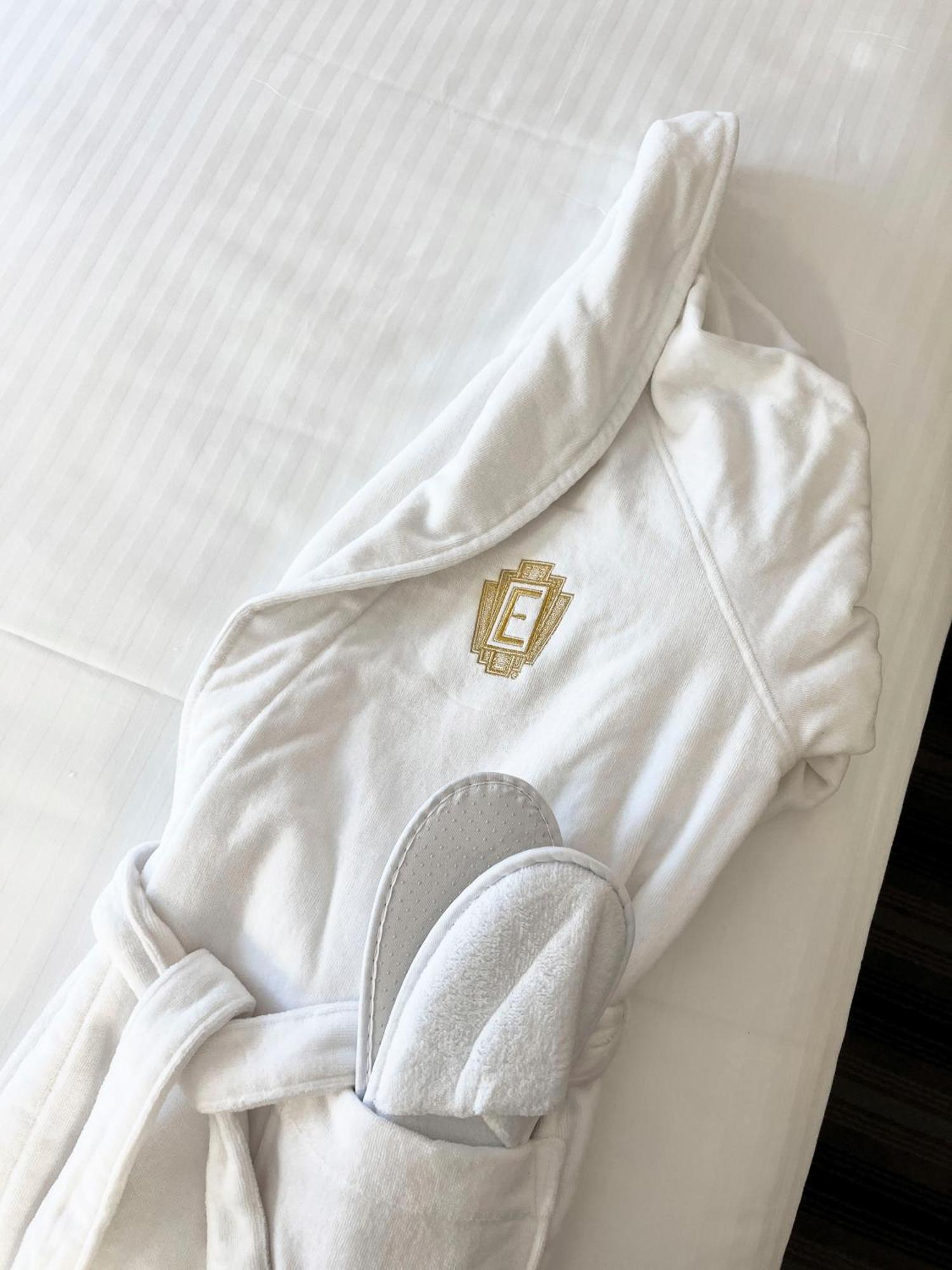 Hotel Edison Times Square New York Esterno foto "The white robe of the hotel"