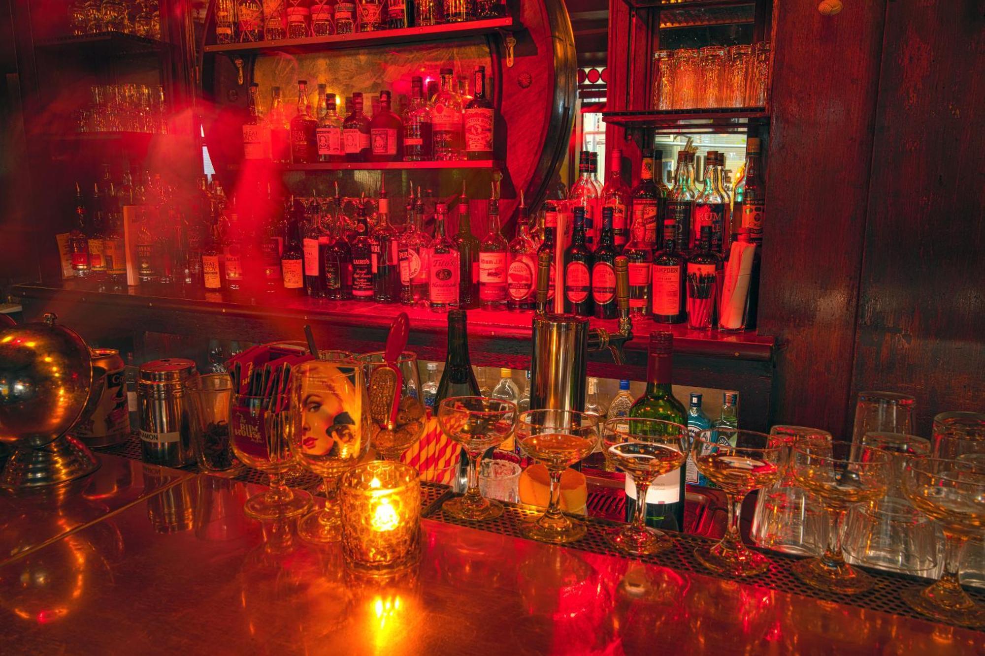 Hotel Edison Times Square New York Esterno foto "The bar is open for business"