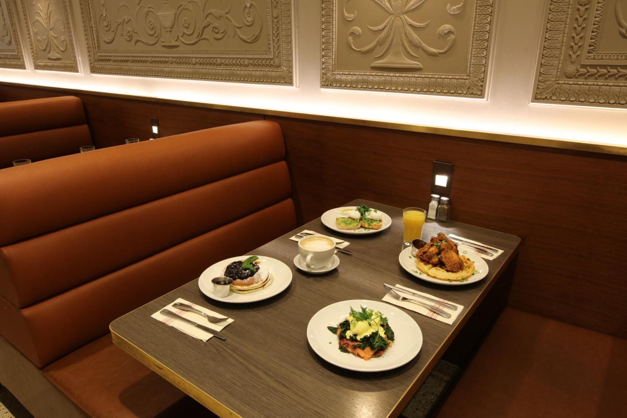 Hotel Edison Times Square New York Esterno foto Breakfast at the restaurant