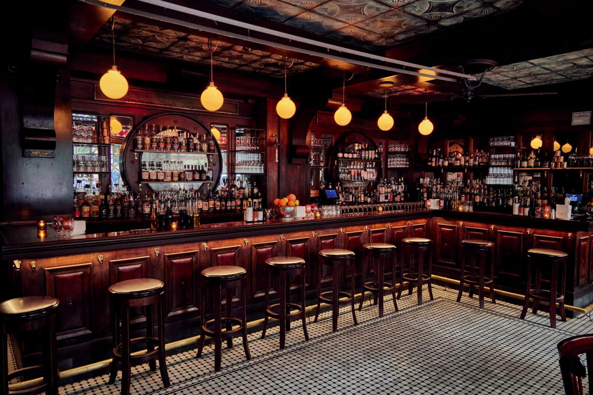 Hotel Edison Times Square New York Esterno foto "The interior of the bar is a mix of wood and brass."