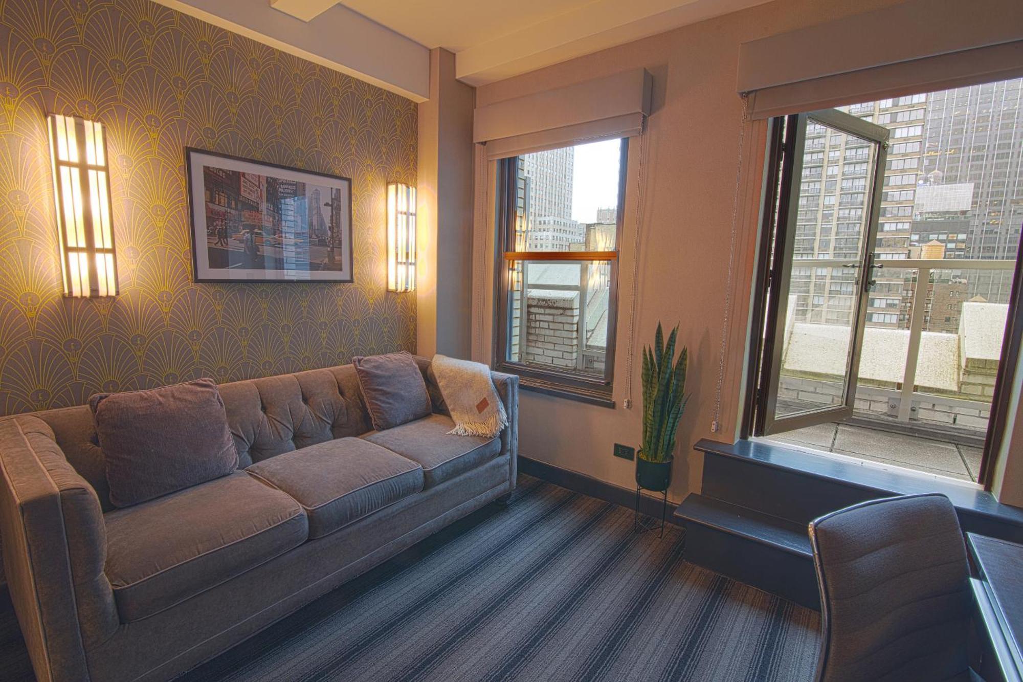 Hotel Edison Times Square New York Camera foto The interior of a suite at the hotel